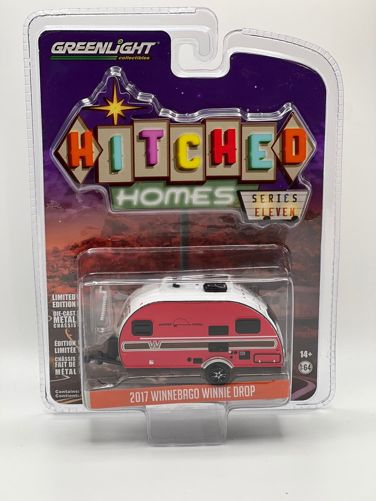 Greenlight Hitched Homes - 1961 Airstream Bambi de 16' con mural forestal