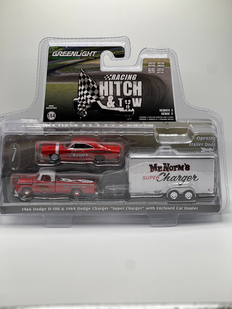 Greenlight Racing Hitch &amp; Tow Chevy Silverado 2021 y Chevy Camaro RS 1969 con transportador de autos cerrado TEXACO