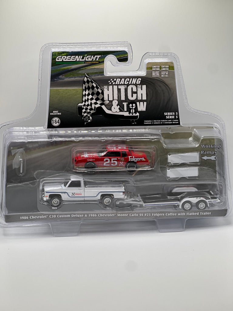 Greenlight Racing Hitch &amp; Tow Chevy Silverado 2021 y Chevy Camaro RS 1969 con transportador de autos cerrado TEXACO