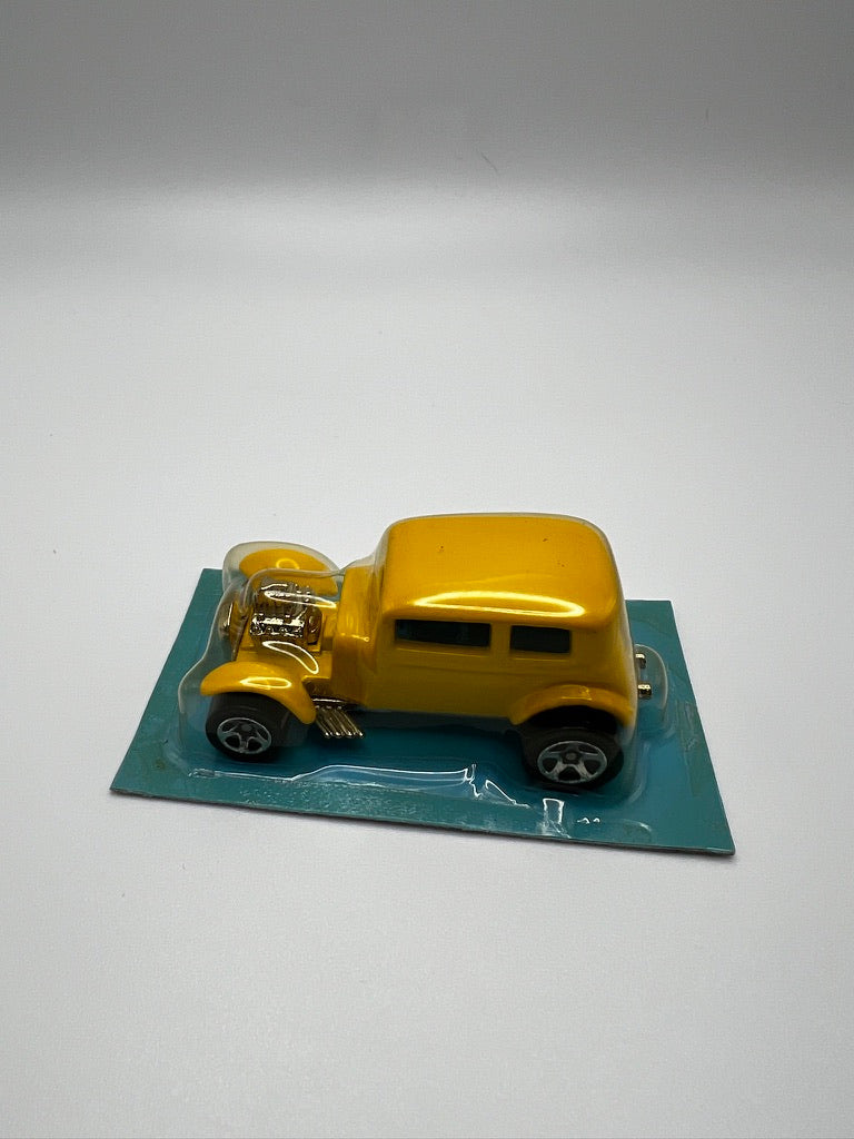 Hot Wheels 1999 Gas Station Pop & Play '32 Ford Vicky