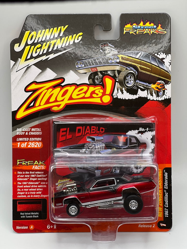 Johnny Lightning Street Freaks - ¡Zingers! - Cadillac Eldorado 1967 (Terciopelo rojo metálico con esmoquin negro)