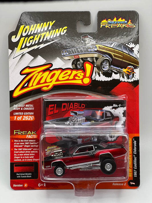 Johnny Lightning Street Freaks - ¡Zingers! - Cadillac Eldorado 1967 (Terciopelo rojo metálico con esmoquin negro)