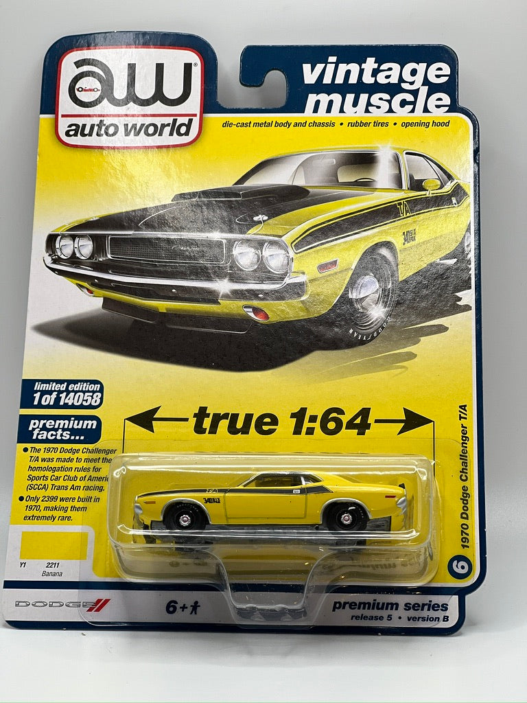 Auto World Vintage Muscle - Dodge Challenger T/A 1970 (plátano)