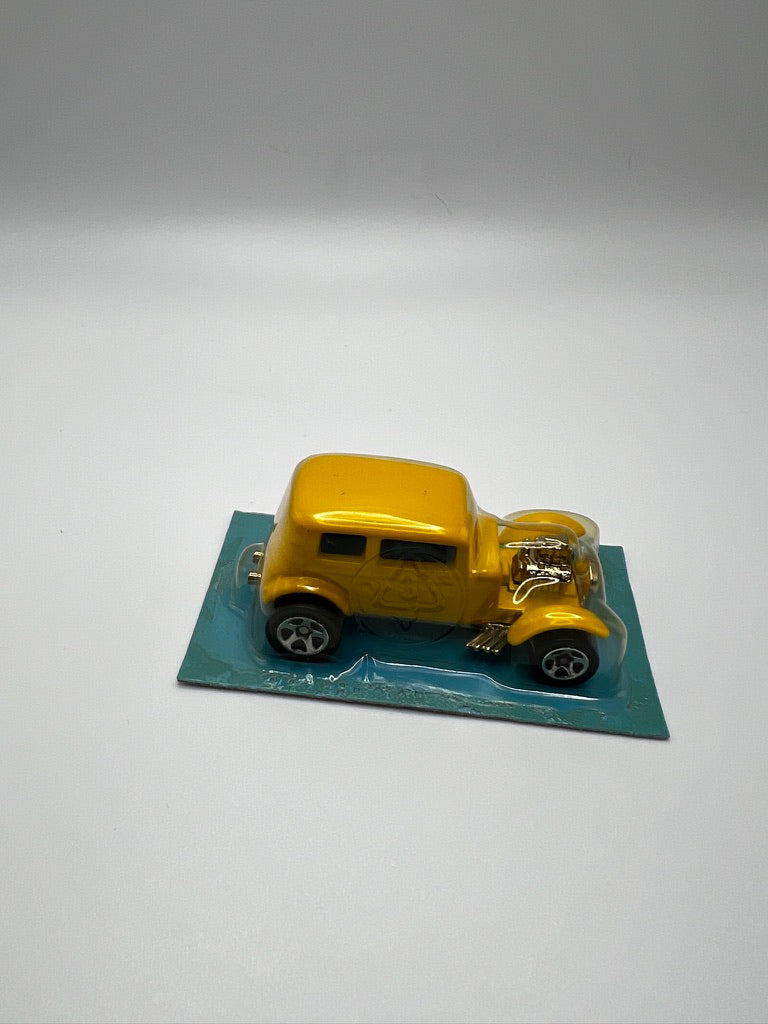 Hot Wheels 1999 Gas Station Pop & Play '32 Ford Vicky