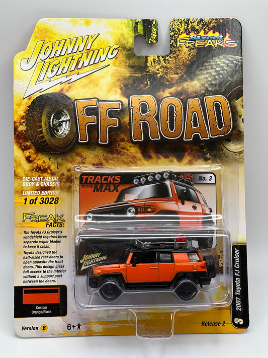 Johnny Lightning Street Freaks - Off Road - 2007 Toyota FJ Cruiser (naranja/negro) 2023 Lanzamiento 2B