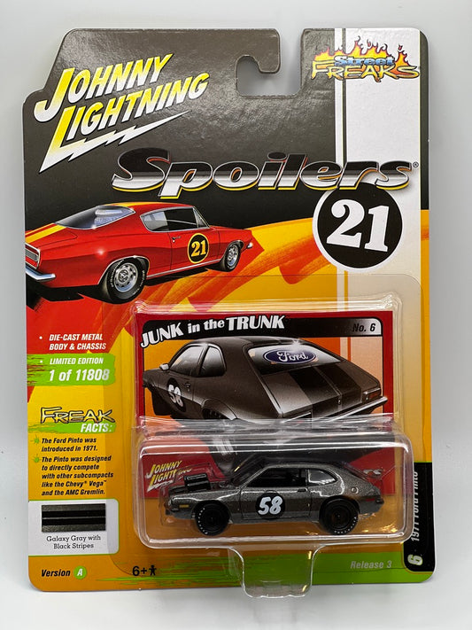 Johnny Lightning Street Freaks - Spoilers 21 - Plymouth Barracuda Custom 1967 (ultra naranja metálico con franja blanca) - Versión 2021 1B