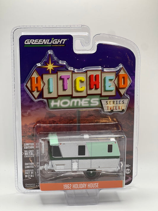 Greenlight Hitched Homes - 1961 Airstream Bambi de 16' con mural forestal