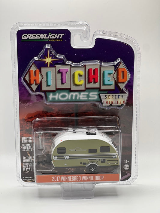 Greenlight Hitched Homes - 1961 Airstream Bambi de 16' con mural forestal