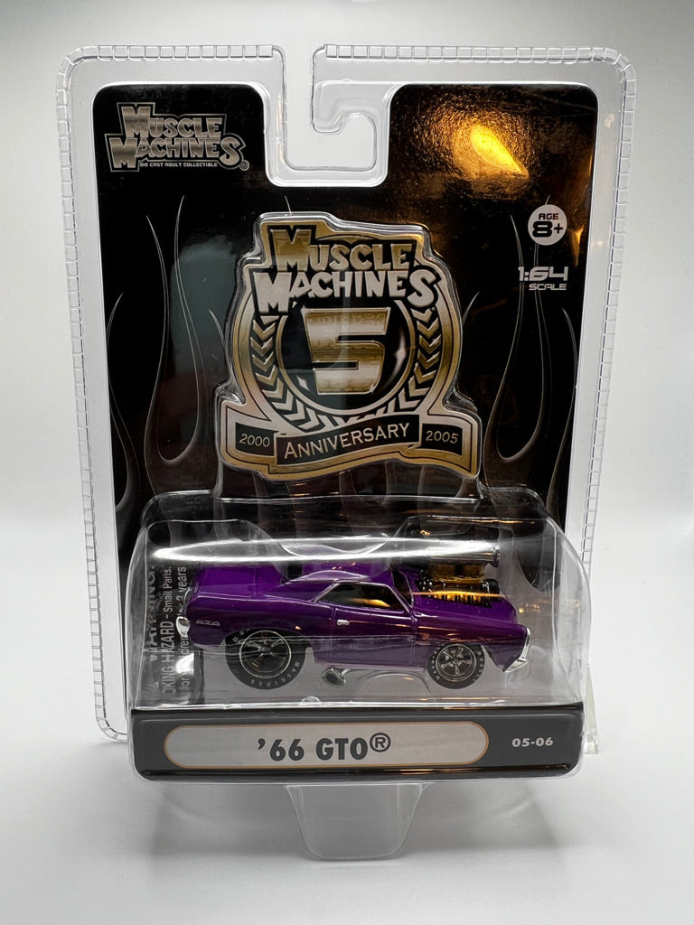 Muscle Machines 5to Aniversario '66 GTO (05-06) morado