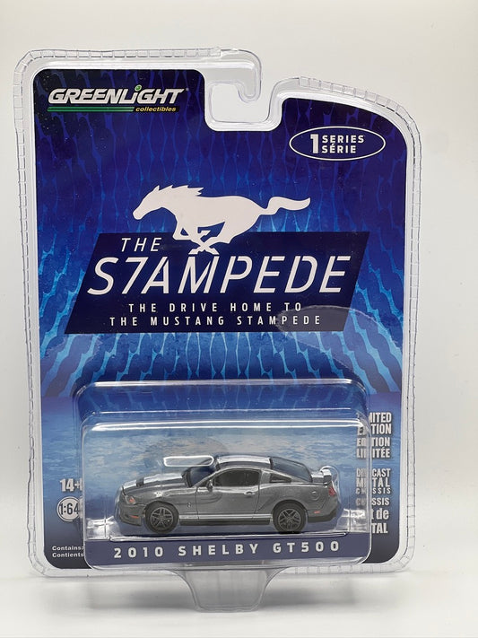 Luz verde a la serie Stampede - 2010 Shelby GT500 (gris metálico/rayas blancas)