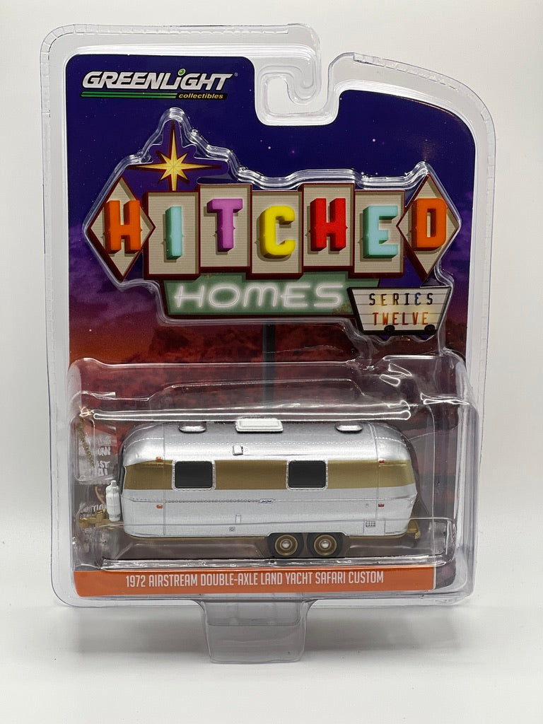 Greenlight Hitched Homes - 1961 Airstream Bambi de 16' con mural forestal