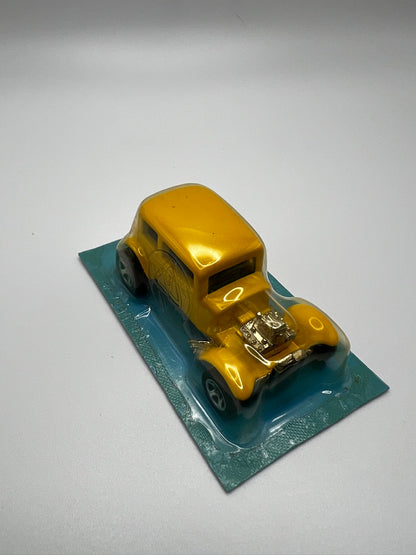 Hot Wheels 1999 Gas Station Pop & Play '32 Ford Vicky