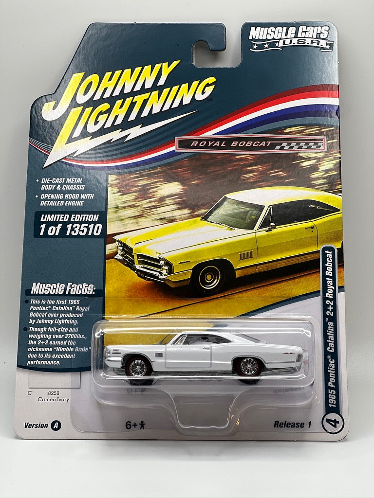 Johnny Lightning Muscle Cars EE. UU. - 1965 Pontiac Catalina 2+2 Royal Bobcat (Cameo Ivory) - Versión 2022 1A