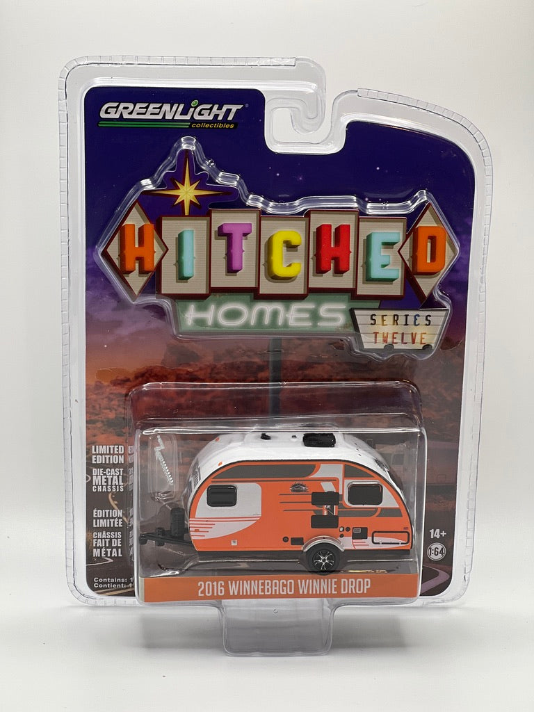 Greenlight Hitched Homes - 1961 Airstream Bambi de 16' con mural forestal