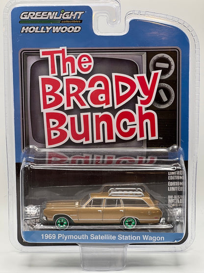 Greenlight Hollywood "The Brady Bunch" (CHASE) 1969 Plymouth Satellite Station Wagon