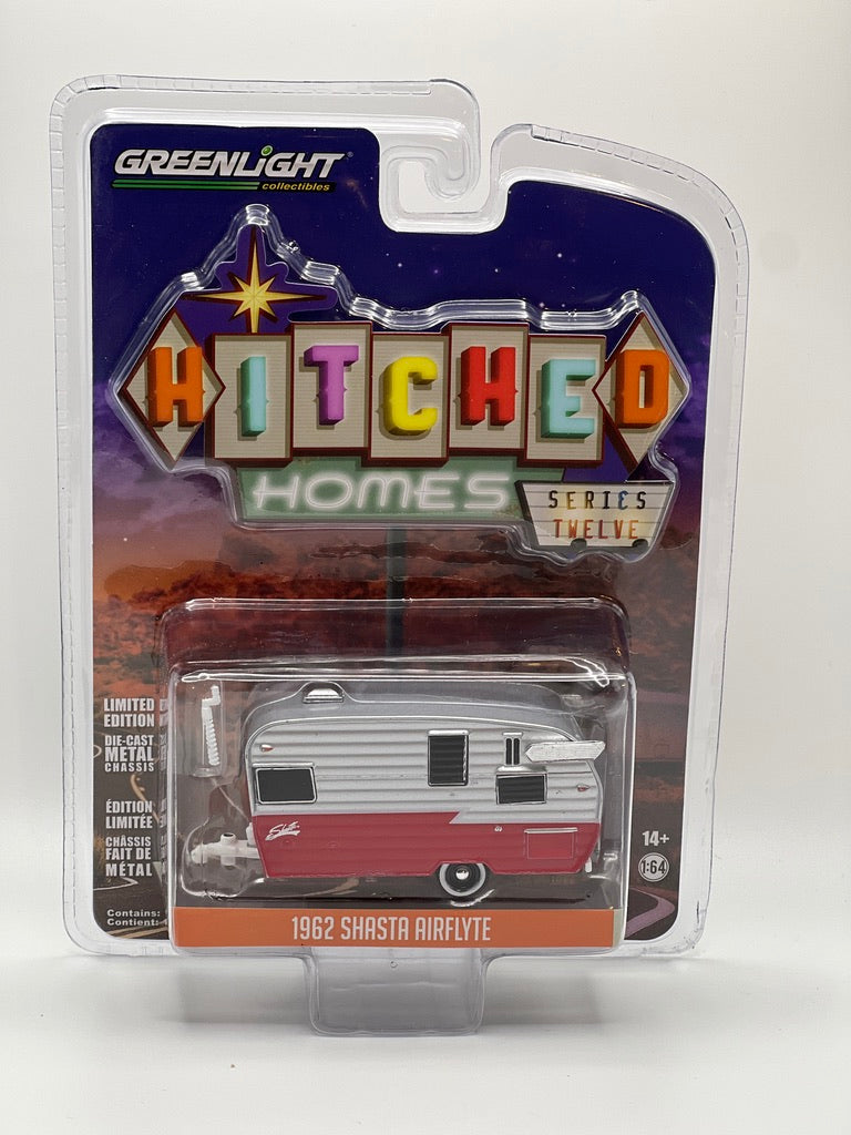 Greenlight Hitched Homes - 1961 Airstream Bambi de 16' con mural forestal